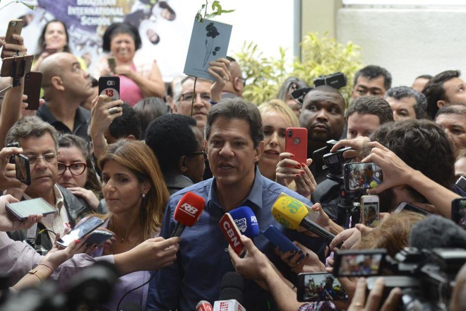 O candidato a Presidência da República, Fernando Haddad, vota na escola Brazilian International School, em Indianópolis.