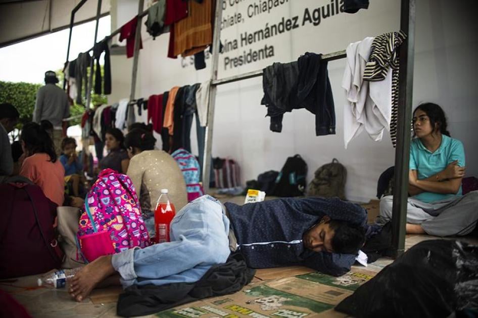 洪都拉斯移民在伊达戈尔城（Ciudad Hidalgo）大广场休息，墨西哥恰帕斯州（Chiapas），2018年10月19日。