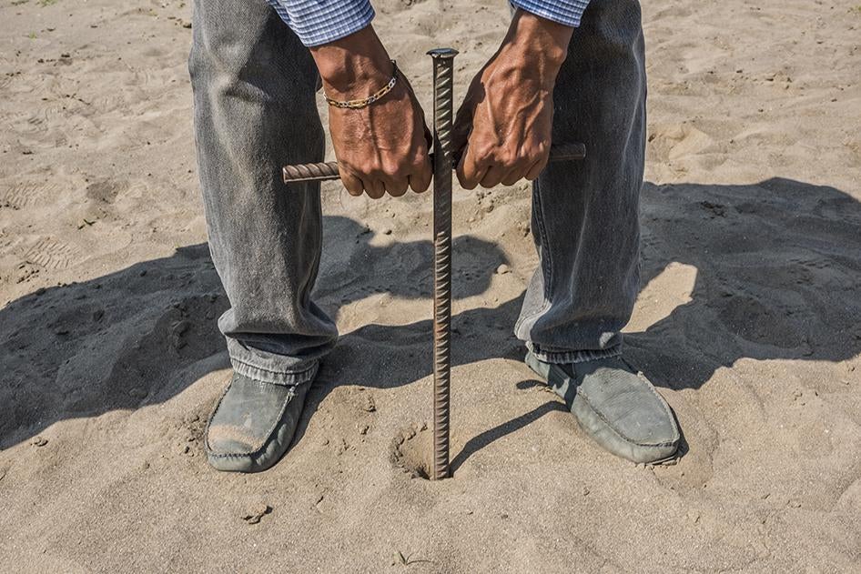 Con la ayuda de excavadores, miembros del Colectivo Solecito —un grupo de madres de hijos desaparecidos— han exhumado más de 250 cráneos durante un lapso de ocho meses en este lugar, cerca de la ciudad de Veracruz, México, 23 de marzo de 2018.