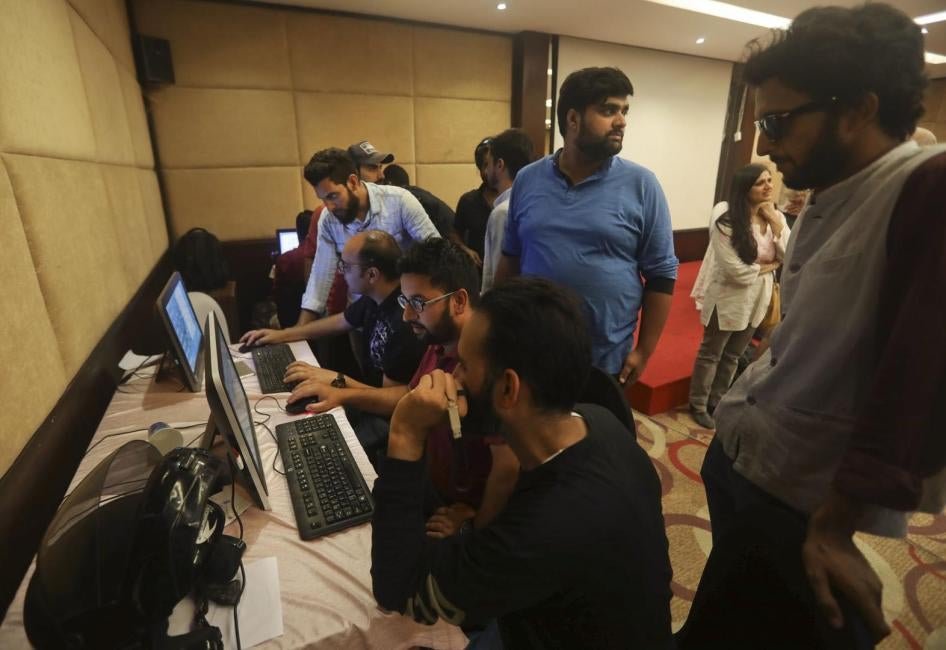 大批新闻记者在查谟和喀什米尔邦政府设立的媒体中心发稿，2019年8月18日摄于印控喀什米尔首府斯里那加。