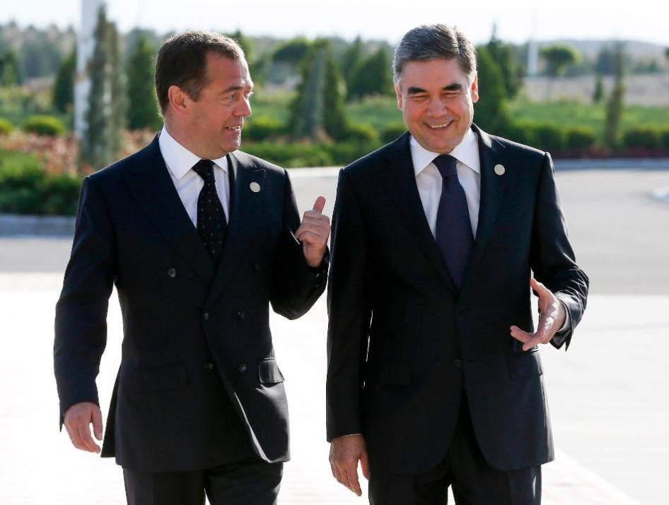 Russian Prime Minister Dmitry Medvedev speaks with Turkmenistan's President Gurbanguly Berdymukhamedov.