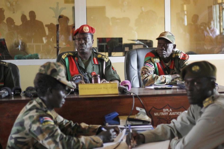 Des juges rattachés à l'Armée populaire de libération du Soudan (SPLA) écoutent une plaidoirie le 30 mai 2017, lors du procès devant un tribunal militaire à Juba, au Soudan du Sud, de plusieurs soldats accusés d’avoir agressé et violé des travailleuses hu