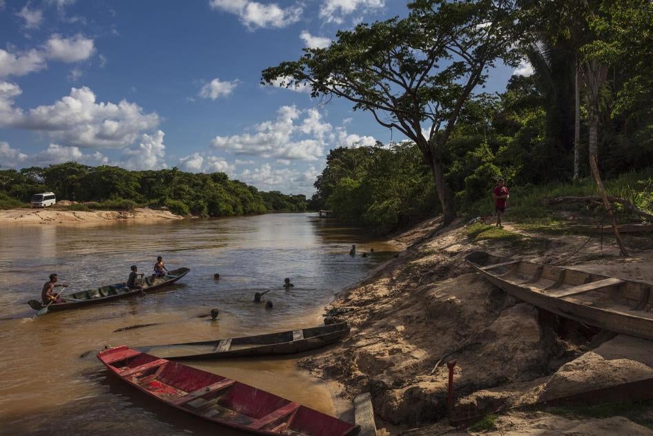 La rivière Pindaré fait partie du territoire indigène de Caru (État du Maranhão), dans le nord-est du Brésil. Cette zone de l’Amazonie est de plus en plus déboisée, car des bûcherons traversent la rivière afin d'extraire illégalement du bois de la forêt tropicale, selon des membres de la communauté indigène. Juin 2018. 