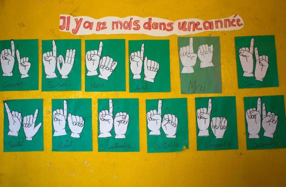 Une affiche montrant les signes manuels qui représentent les noms des 12 mois de l’année, photographiée le 17 avril 2016 dans une salle de classe pour élèves sourds dans le village de Lévêque (commune de Cabaret), au nord-ouest de Port-au-Prince, à Haïti.