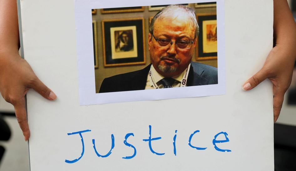 صحفي إندونيسي يحمل لافتة خلال احتجاج على اختفاء الصحفي السعودي جمال خاشقجي أمام السفارة السعودية في جاكرتا، إندونيسيا، 19 أكتوبر/تشرين الأول 2018. 