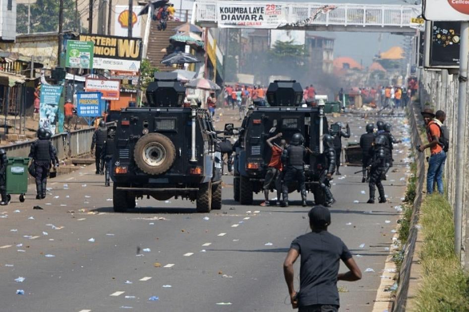  Des policiers arrêtent un homme lors d'une manifestation contre le projet de nouvelle constitution à Conakry, en Guinée, le 14 novembre 2019.  © 2019 Cellou Binani/AFP via Getty Images