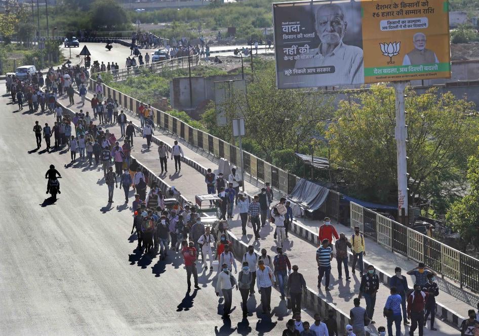 Migrant workers make the journey to their villages on foot following a lockdown amid concern of the spread of coronavirus in New Delhi, India, March 27, 2020. 
