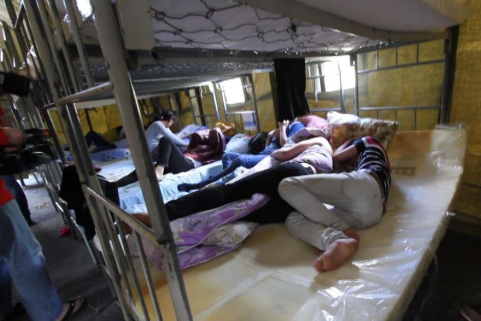 Скриншот видео из центра временного содержания иностранных граждан.  