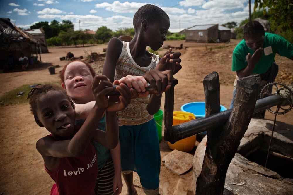 Josina (segunda da esquerda para direita) brincando com sua melhor amiga e sobrinha, Luisa (primeira à esquerda), ambas com oito anos na época.