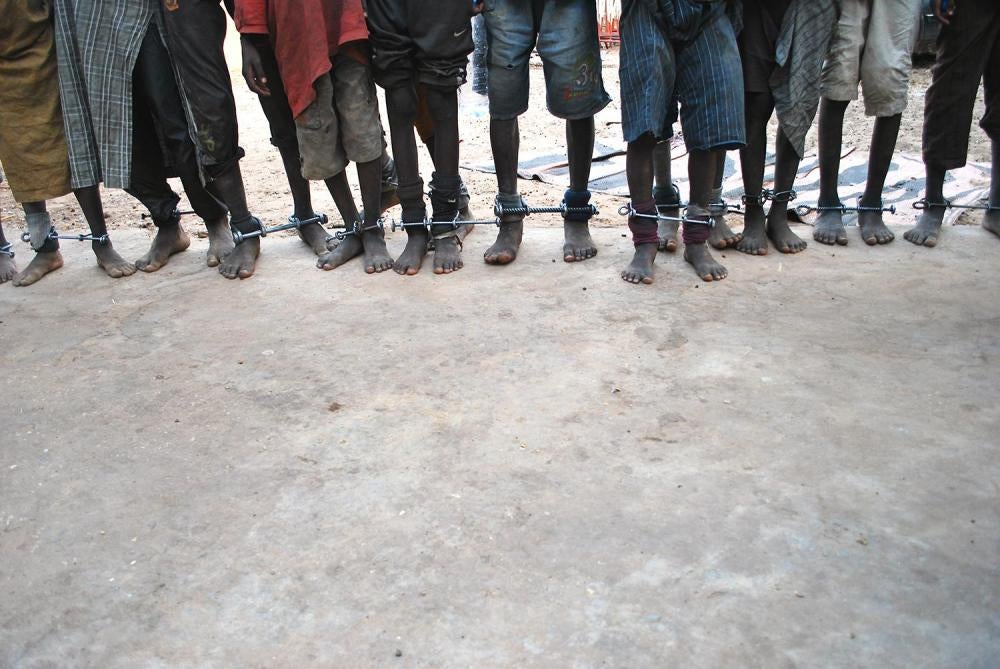 Plus d'une dizaine de talibés âgés de 6 à 14 ans ont été découverts les fers aux pieds dans leur école coranique à Diourbel, au Sénégal, en février 2016. 