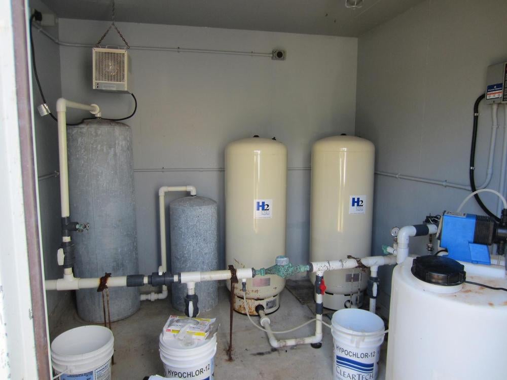 Pump house in Shoal Lake 40 First Nation where raw lake water is mixed with chlorine disinfectant before being pumped out to households. © 2015 Amanda Klasing/Human Rights Watch