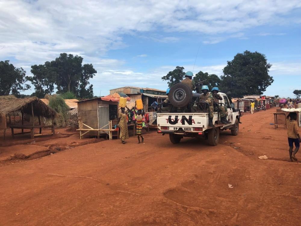 Une patrouille de la MINUSCA dans le camp de déplacés « PK3 » à Bria le 21 septembre 2018.