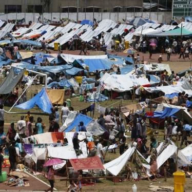 Evacuees displaced during fighting between government soldiers and the Moro National Liberation Front (MNLF) stay in makeshift shelters in Zamboanga City on September 20, 2013.