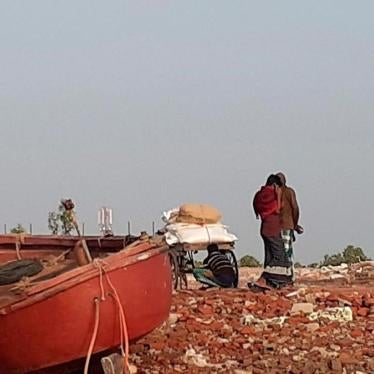 বাংলাদেশের বঙ্গোপসাগরের মাঝে ভাসান চর অথবা ভাসমান দ্বীপের তীরে অপেক্ষারত মানুষ, ডিসেম্বর ২০১৯ © ২০১৯ এপি ছবি / সালেহ নোমান