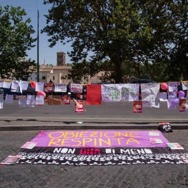 Striscioni e poster di un sit-in di attiviste Pro-Choice, organizzato dalla Rete Italiana Contraccezione Aborto, presso il Ministero della Saluta a Roma il 2 luglio 2020. Le attiviste e le organizzazioni hanno chiesto una contraccezione gratuita e accessibile e la garanzia dell’accesso all’aborto. 