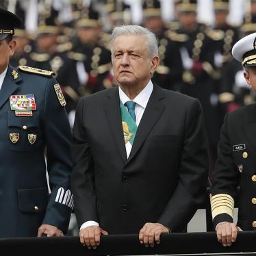 El presidente mexicano, Andrés Manuel López Obrador, al centro, junto con el Secretario de Defensa Luis Crescencio Sandoval, a la izquierda, y el Secretario de la Armanda, Vidal Francisco Soberón, en un vehículo militar descapotado durante el desfile militar del Día de la Independencia en el Zócalo, la plaza principal de la capital, Ciudad de México.