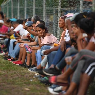 Familiares y amigos de migrantes venezolanos que fallecieron al hundirse el barco en el que viajaban a Trinidad y Tobago  esperan noticias sobre la recuperación de sus cuerpos, en Güiria, Venezuela, el 18 de diciembre de 2020.