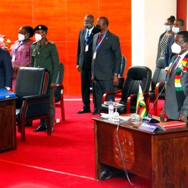 O Presidente moçambicano Filipe Nyusi, à esquerda, e o Presidente do Zimbabué, Emmerson Mnangagwa, à direita, juntam-se aos líderes da África Austral durante uma reunião na capital de Moçambique, Maputo, em 8 de Abril de 2021. 