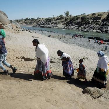 Refugees fleeing fighting in Ethiopia's Tigray region walk towards the Hamdeyat refugees transit camp in Sudan, December 1, 2020.