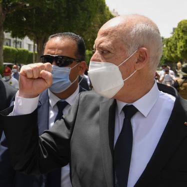 الرئيس التونسي قيس سعيّد يرفع قبضته تحية للمارة أثناء سيره في جادة الحبيب بورقيبة في العاصمة التونسية، في 1 أغسطس/آب 2021. 