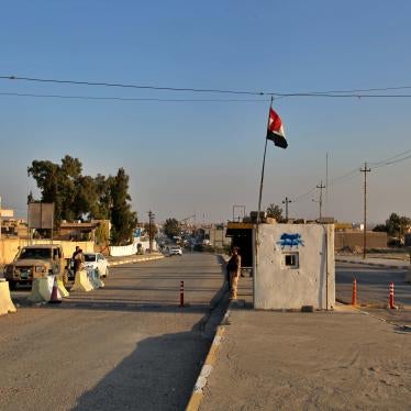 جنود عراقيون يحرسون نقطة تفتيش في نينوى، العراق. الجمعة في 4 ديسمبر/كانون الأول 2020