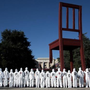 Devant le bureau des Nations Unies à Genève, des membres de la Campagne contre les robots tueurs exprimaient visuellement le message « Stop Killer Robots ». Cette campagne appelle les gouvernements à ne pas autoriser le développement de systèmes d'armes capables de sélectionner et d’attaquer des cibles sans aucune intervention humaine.