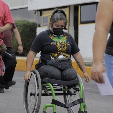 Una mujer con discapacidad circula en su silla de ruedas en una calle de Iztapalapa, en Ciudad de México, en junio de 2021.