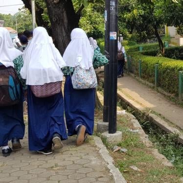 3 female students wearing hijabs