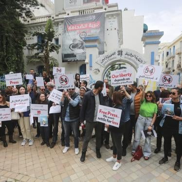 Manifestation organisée par le Syndicat national des journalistes tunisiens (SNJT) à Tunis, le 18 mai 2023, pour protester contre la condamnation du journaliste Khalifa Guesmi à cinq ans de prison. Certaines pancartes dénonçaient aussi le décret-loi 54, considéré comme une menace à la liberté d’expression.