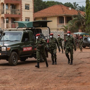 Kizza Besigye arrives at the Makindye Martial Court.