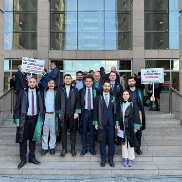 Lawyers protest the arrest of their colleagues outside the courthouse in İstanbul, Türkiye