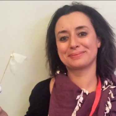 L’activiste marocaine Ibtissame Lachgar tenait son prix « One Law For All » (« Une loi pour tou-te-s ») lors de la Conférence laïque tenue à Londres en novembre 2018. 