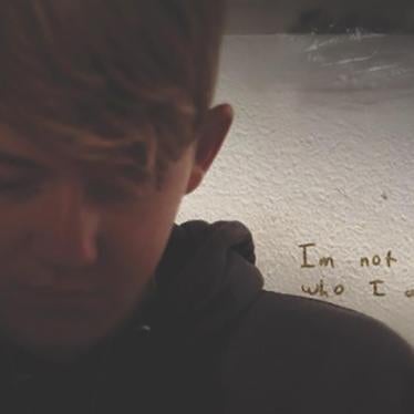 Josh Greer, un estudiante que ha sido objeto de acoso y discriminación en la escuela, retratado en su habitación mientras hace anotaciones en su diario, en Cache Country, UT, octubre de 2016. © 2016 Mariam Dwedar para Human Rights Watch