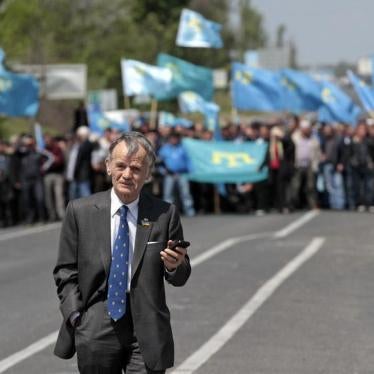 Former chairman of the Mejlis of the Crimean Tatars Mustafa Dzhemilev walks near a checkpoint in Kherson region near the city of Armyansk, May 3, 2014.