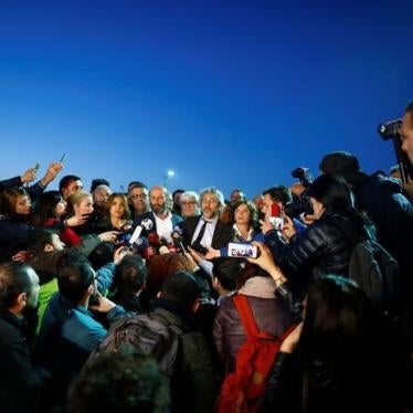 Can Dundar, editor-in-chief of Cumhuriyet, accompanied by his Ankara bureau chief Erdem Gul, talks to media as they leave the Justice Palace in Istanbul, Turkey on May 6, 2016. © 2016 Reuters