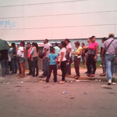 Line to purchase diapers, toothpaste, and margarine in a market in La Urbina, Caracas, June 1, 2016. © 2016 Human Rights Watch
