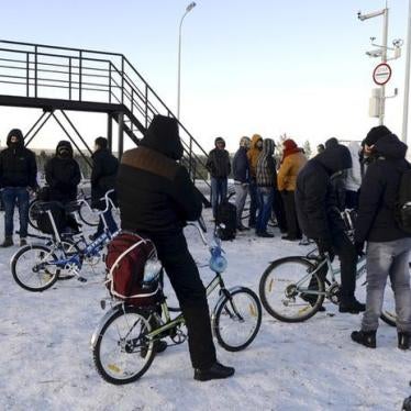 Refugees and migrants gather near a checkpoint on the Russian-Norwegian border in Murmansk region, Russia on October 30, 2015. 