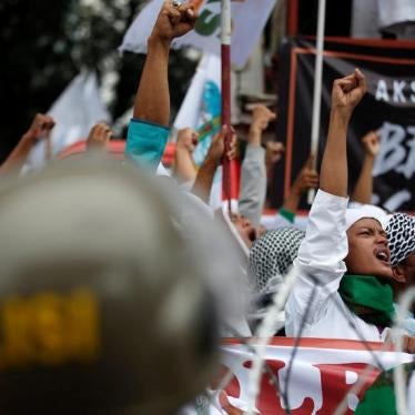 Members of the hardline group Islamic Defenders Front (FPI) protest outside the National Police headquarters in Jakarta, Indonesia, January 16, 2017.