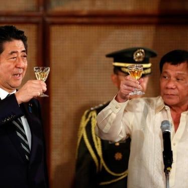 Philippine President Rodrigo Duterte and Japanese Prime Minister Shinzo Abe (L) toast glasses during a state dinner at the Malacanang Presidential Palace in Manila, Philippines, January 12, 2017.
