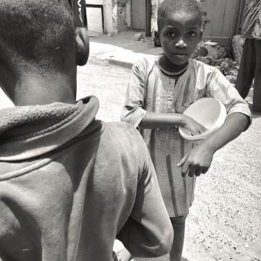 Des talibés mendient dans une rue de Saint-Louis, au Sénégal, le 7 mai 2017. 