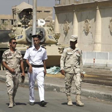 Police and army soldiers are seen in front of a tank as they guard outside Tora prison in Cairo, Egypt, July 30, 2015. © 2015 Reuters 