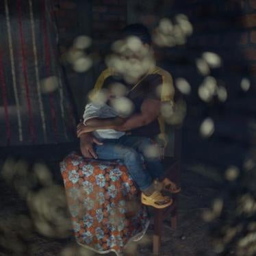 Angèle, 27 ans, serre son enfant dans ses bras à Bangui, en République centrafricaine. Les combattants de la Séléka ont tué son mari et ses parents, avant de la capturer près de Bambari en juin 2014, a-t-elle raconté. Ils l’ont détenue en tant qu’esclave 