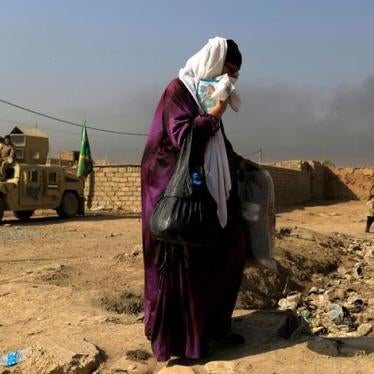 A woman fleeing the fighting between the Islamic State and Iraqi Security Forces in Intisar neighbourhood in eastern Mosul on November 7, 2016.