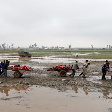Relatives carry the bodies of civilians killed in an attack in New Mosul neighborhood of west Mosul on March 17, 2017. © 2017 Reuters