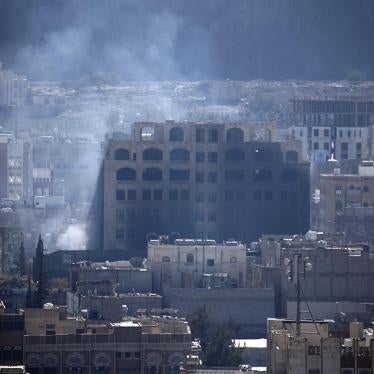 Smoke billows behind a building in the Yemeni capital Sanaa on December 3, 2017, during clashes between Houthi rebels and supporters of Yemeni ex-president Ali Abdullah Saleh. © 2017 Getty Images
