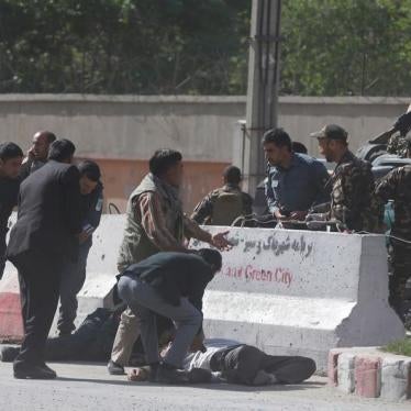 Policemen help Afghan journalists, victims of a second blast, in Kabul, Afghanistan April 30, 2018.