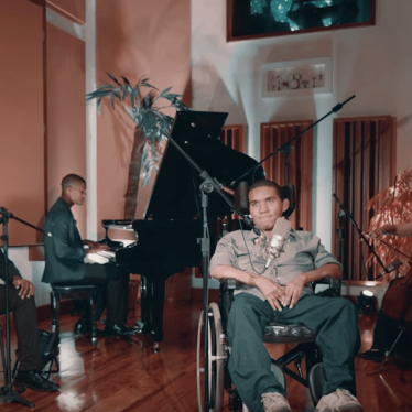  Leonardo performs his song, “Luz do bem” (“light of good”), for which he wrote the lyrics and helped compose the music.