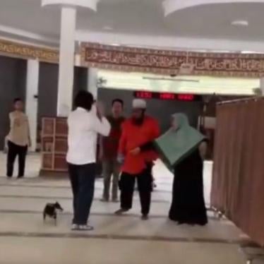 Screenshot of a viral video showing an incident involving a woman living with paranoid schizophrenia arguing with worshippers at a mosque in Bogor, a Jakarta suburb in Indonesia. 