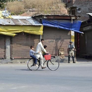 A cyclist rides past paramilitary troops during the curfew in Srinagar, India, August 17, 2019. © 2019 Saqib Majeed / SOPA Images/Sipa USA via AP Images