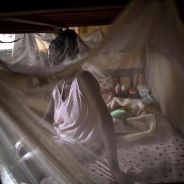 Une jeune femme camerounaise, photographiée en mars 2018 avec son bébé dans un refuge géré par un centre privé à Lagos, au Nigeria. Elle était auparavant victime de violences sexuelles aux mains d’une milice en Libye, pays qu’elle a pu fuir quand elle éta